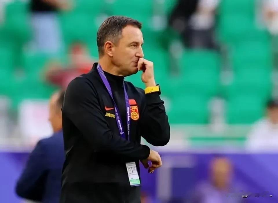 还有谁得罪扬科维奇了？《足球报》近日透露惊人消息，亚洲杯备战期间，除了被驱逐出国