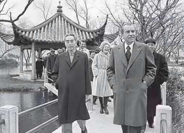1972年2月，尼克松访华时准备游览西湖，美方特工突然向尼克松报告：“湖里有水雷