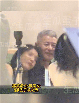 女孩脖子不舒服，他让对方靠了靠。饭局后女孩主动扶腿脚不利索的老人回家。这两个事，