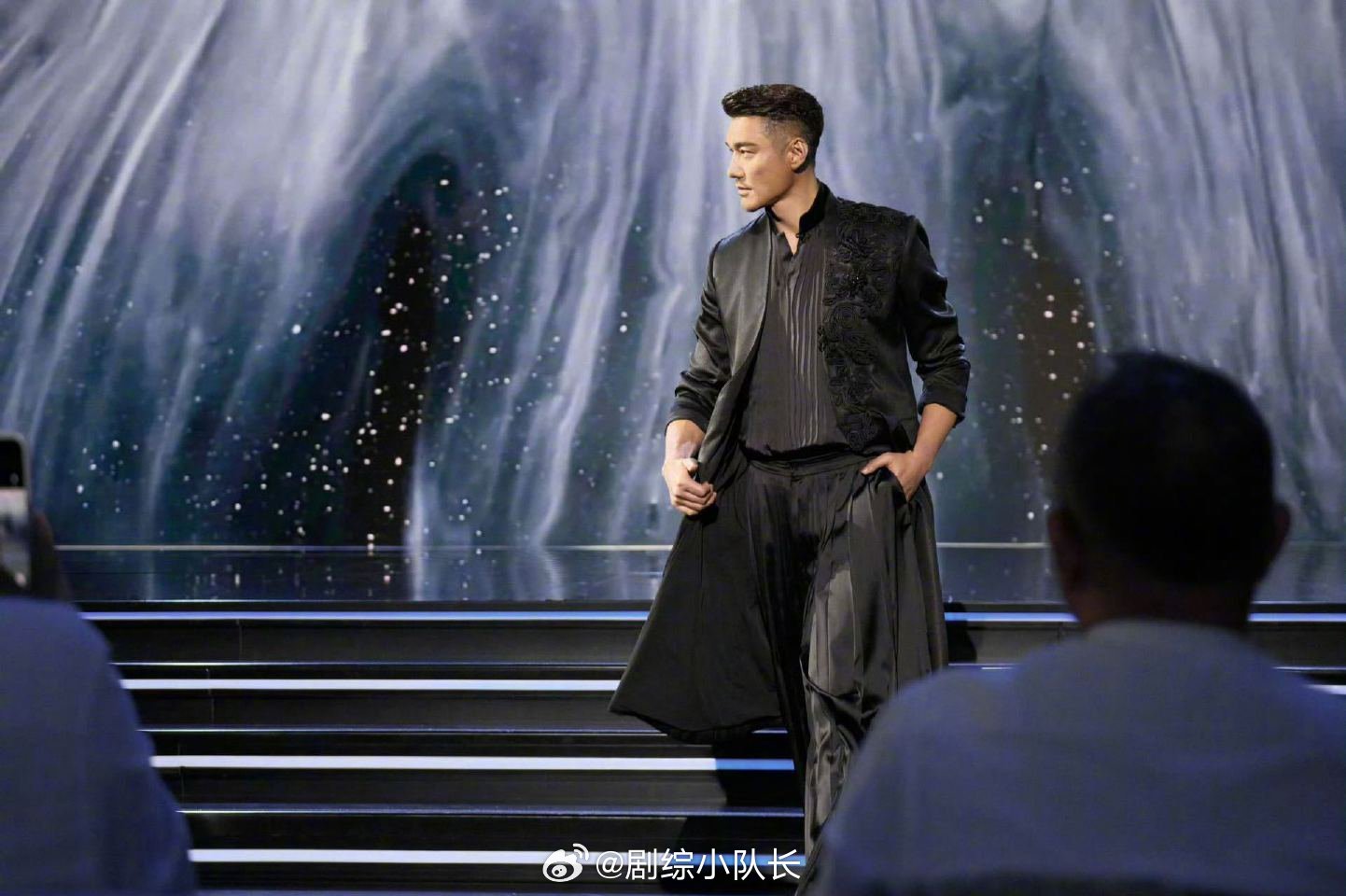 胡兵给阿布扎比上点东方震撼 胡兵把东方美学带到国际舞台了！身着非遗香云纱零浪费西