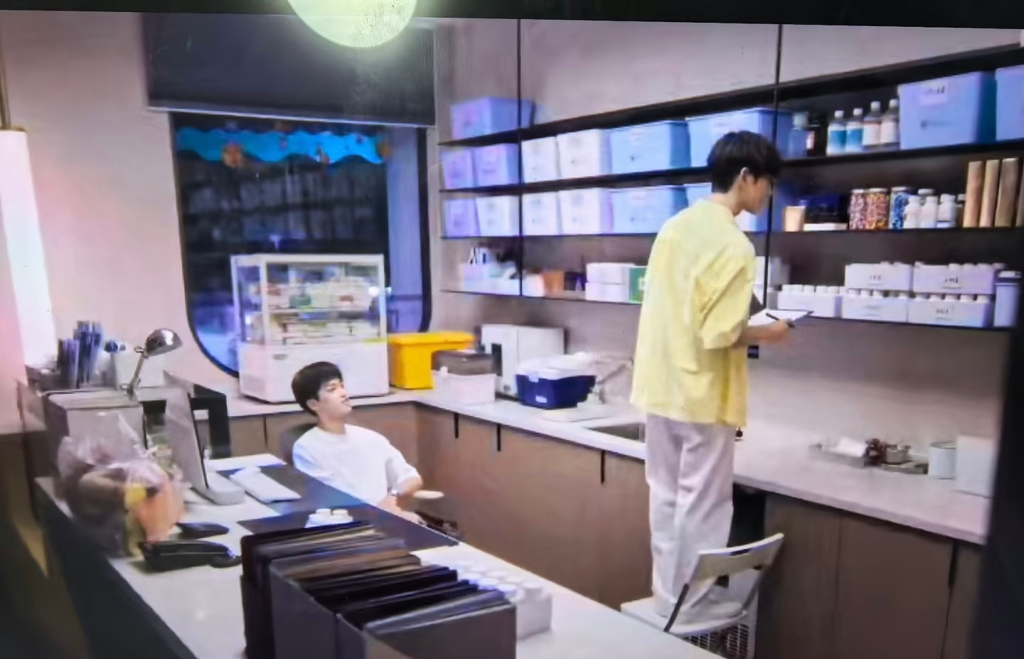 姜小帅的诊所这个景原来好像是开放式厨房逆爱剧组真是节俭啊 ​​​