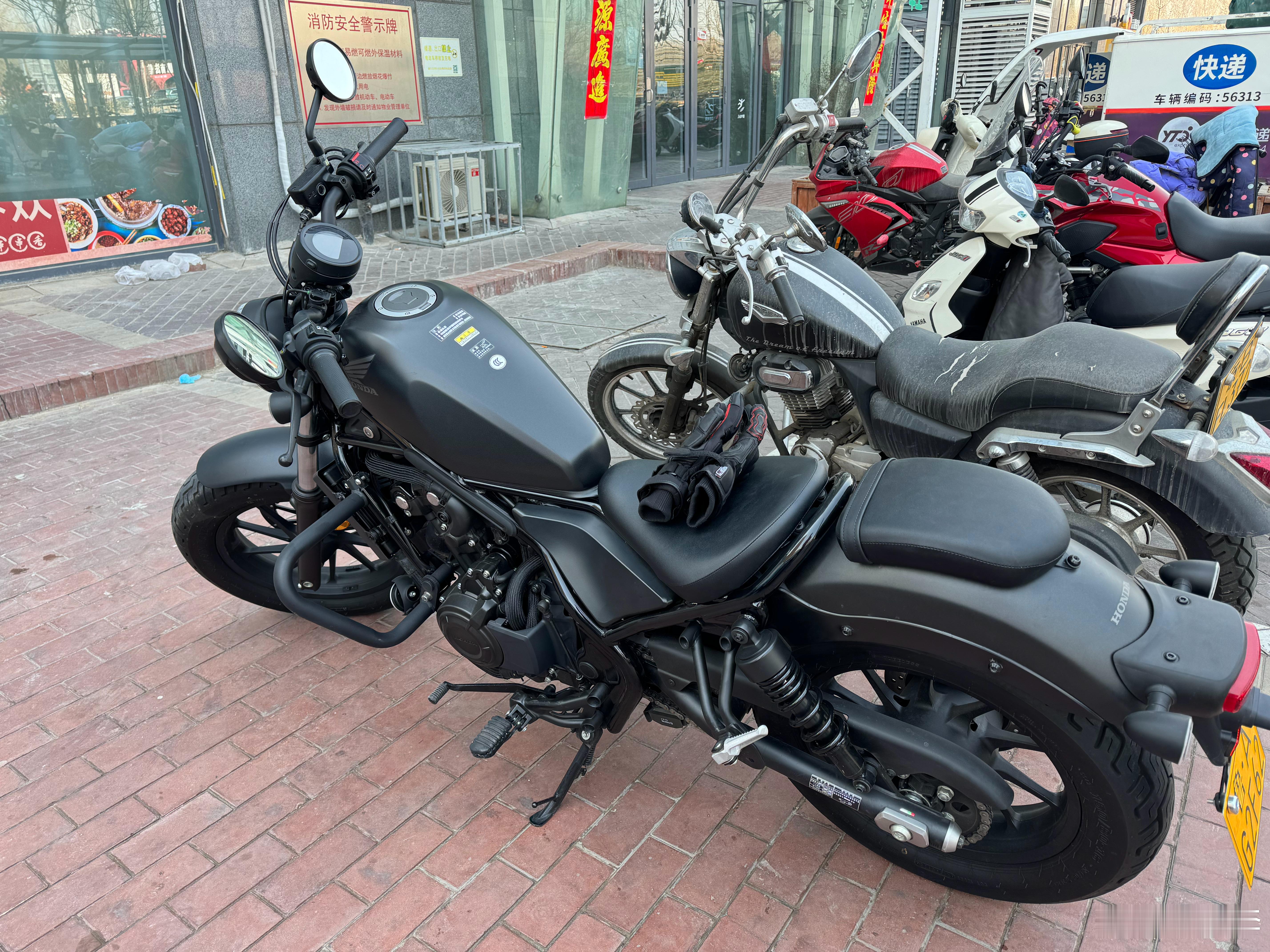 拉同事入伙跟我一起练车了！现在22年底3700km的CM500，不到4万，这摩托
