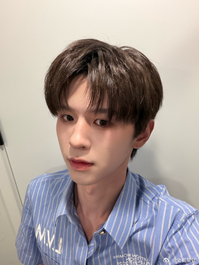 何浩楠今日帅气自拍何浩楠2026夸自己帅最多的一天被何浩楠今日自拍狠狠帅到，20