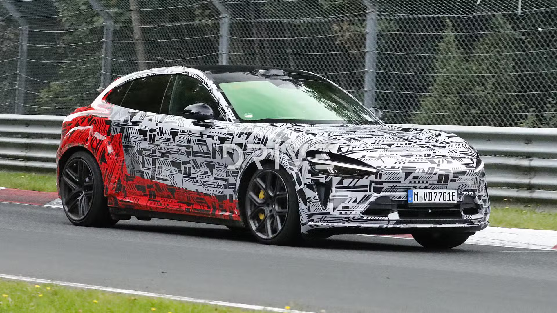 最近小米YU7 GT又在纽北被人拍到了，从去年11月份（图9）全身伪装到现在，已