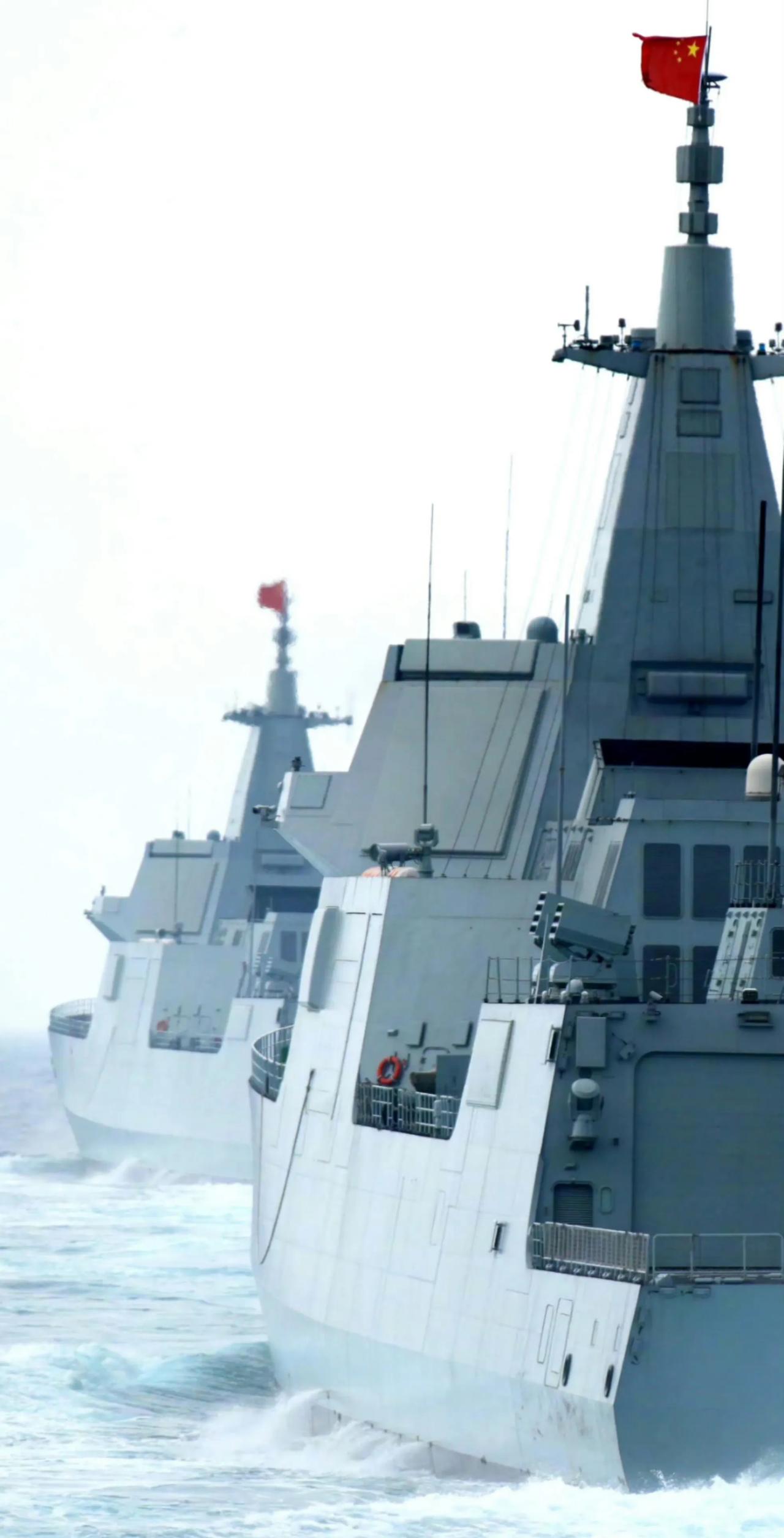 055B将安装全球最强舰载雷达。据香港媒体披露，由哈工大研制的新型相控阵舰载雷达