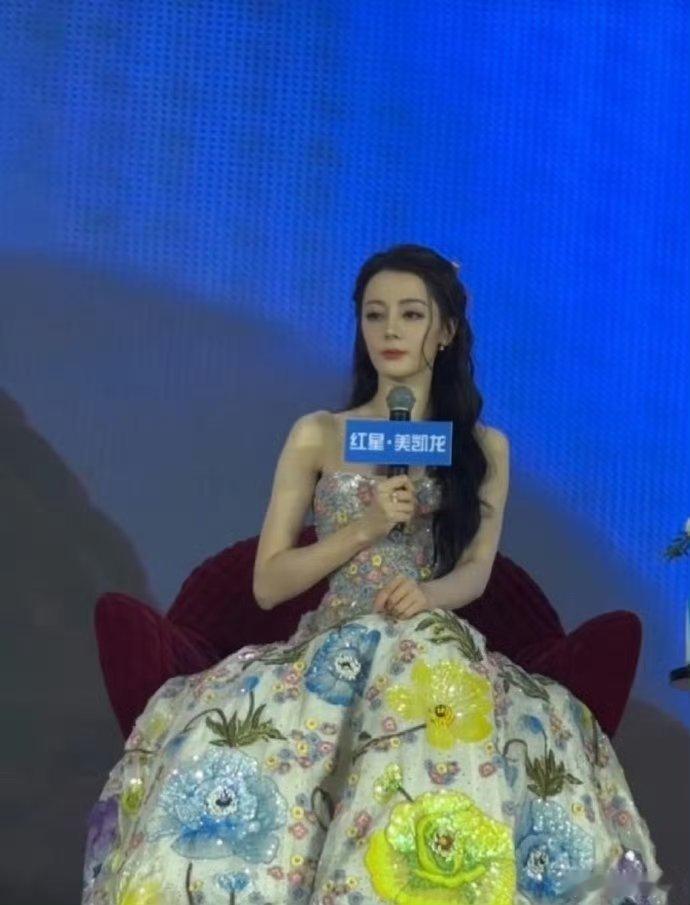 原相机下的迪丽热巴，无美颜滤镜，真实颜值尽显。 ​ ​​​