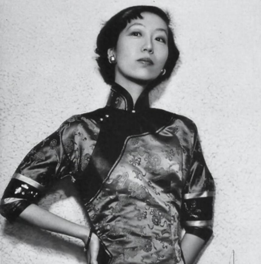 1995年，张爱玲在美国出租屋内去世，尸体一周后才被发现。她身着简单衣物躺在床上