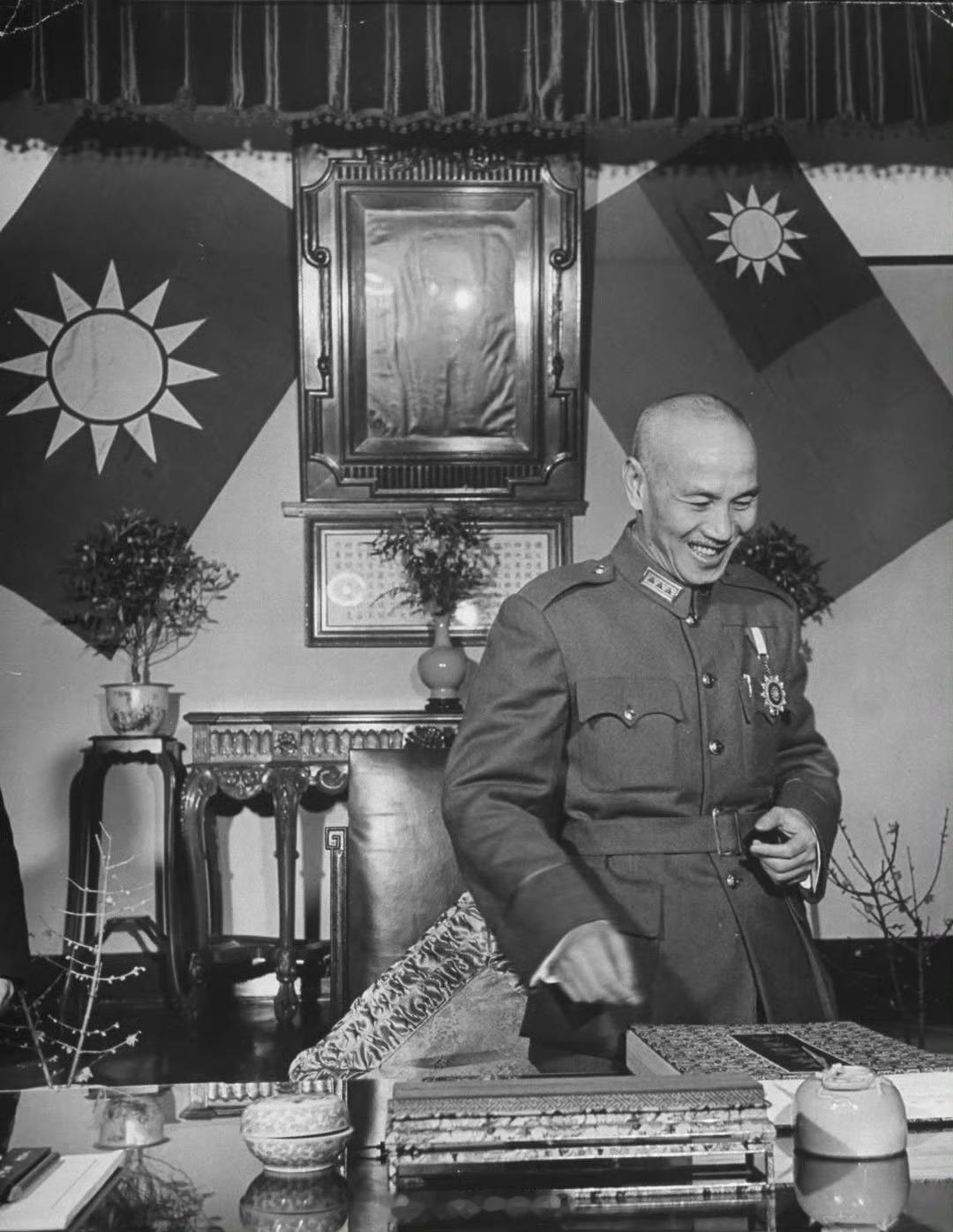 1945年，南京。抗战胜利后，蒋介石从重庆搬到南京，宋美龄也从美国搬了回来，还给