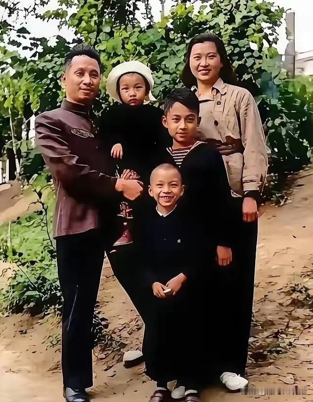 这是粟裕将军非常罕见的一张全家福，你知道粟裕抱着的孩子是谁吗？老照片

说到粟裕