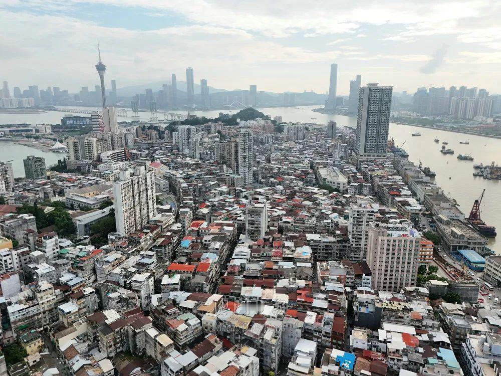 根据澳门日报的报导，全澳共有204,177个住户，平均每户收入为58,835元，