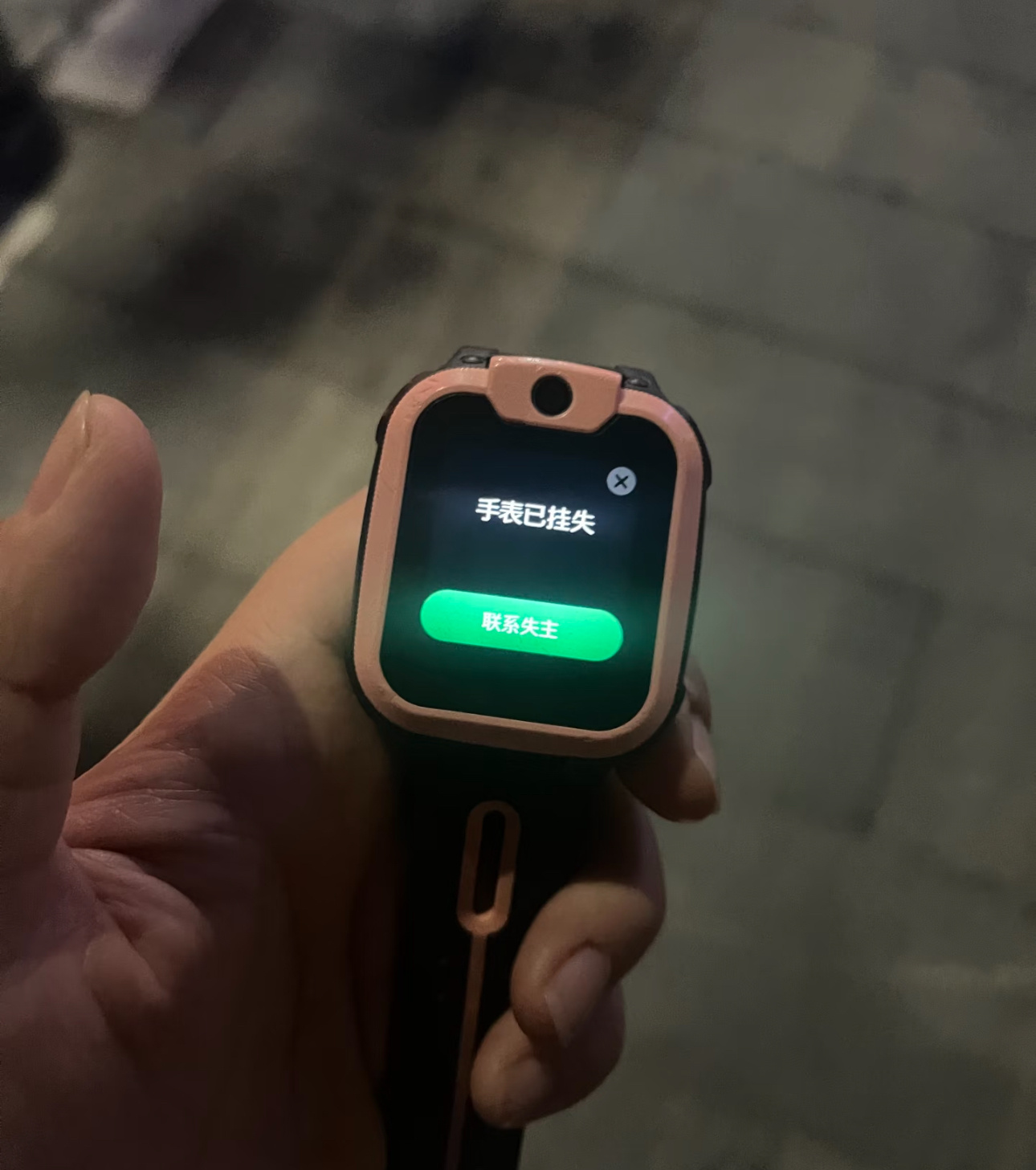 现在的小偷真是越来越没底线了，连小孩电话手表里的SIM卡都惦记。央视曝光偷SIM