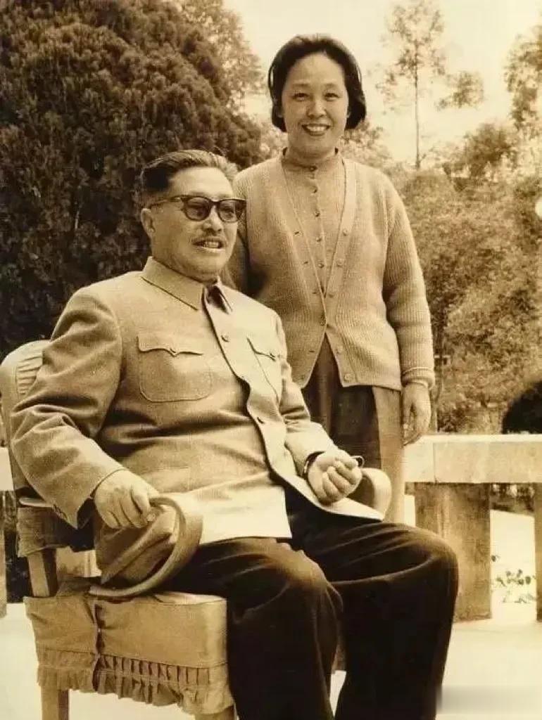 一张老照片，该照片拍摄于1966年，拍摄地点在成都，这是贺龙与薛明最后一张合影。