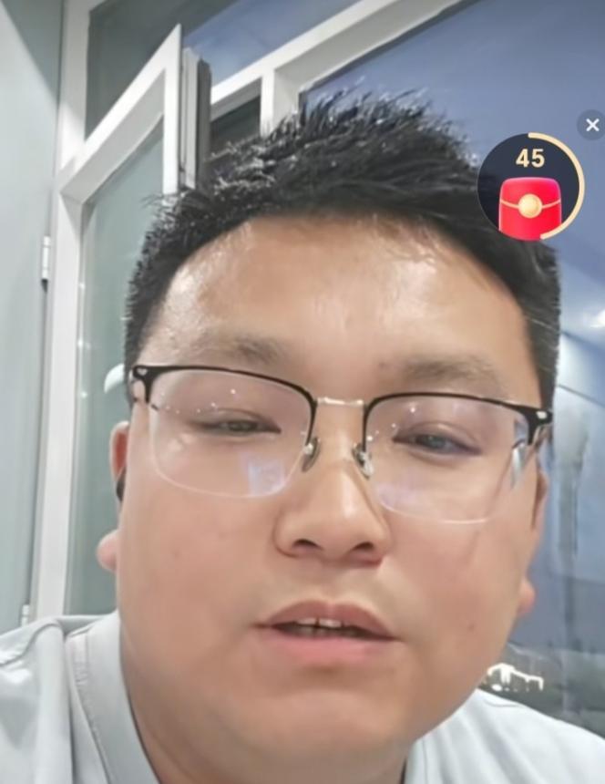 被妻子持刀逼离一年，男子直言早离婚早解脱，如今事事顺遂。
 
事业回升、状态在线