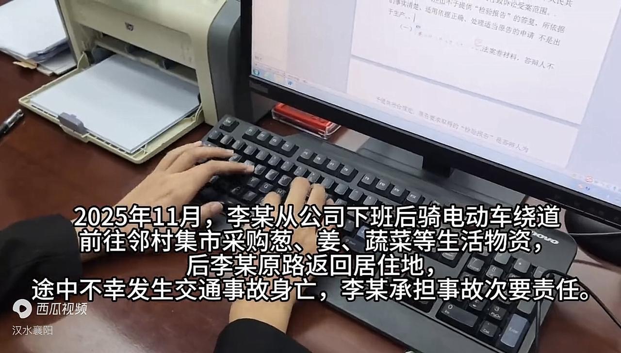 命苦专挑细绳捏！山东临沂，一女子下班，骑电动车去买菜，回家做给瘫痪在床的丈夫吃。