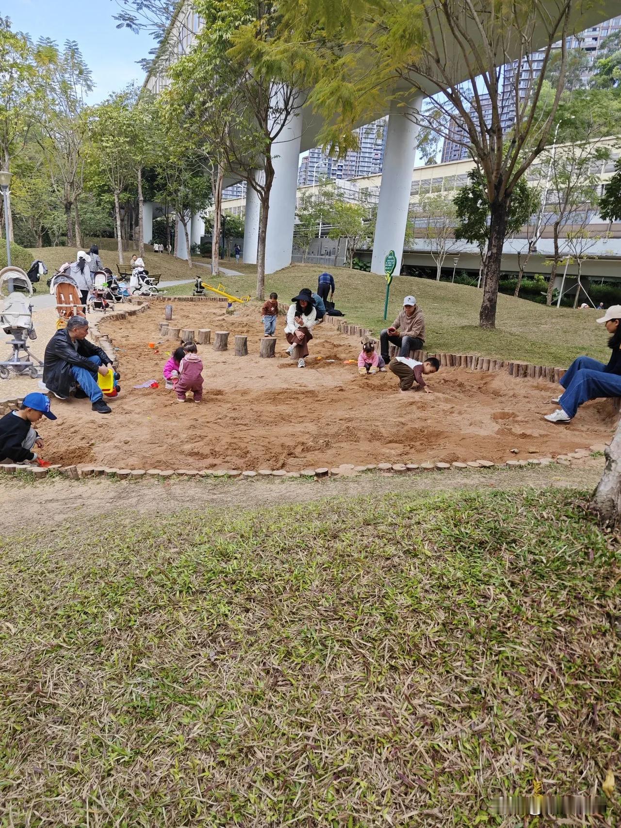 周日，我约了邻居小叶一起去公园散心。

小叶带着她的3岁宝宝乐乐，这孩子古灵精怪