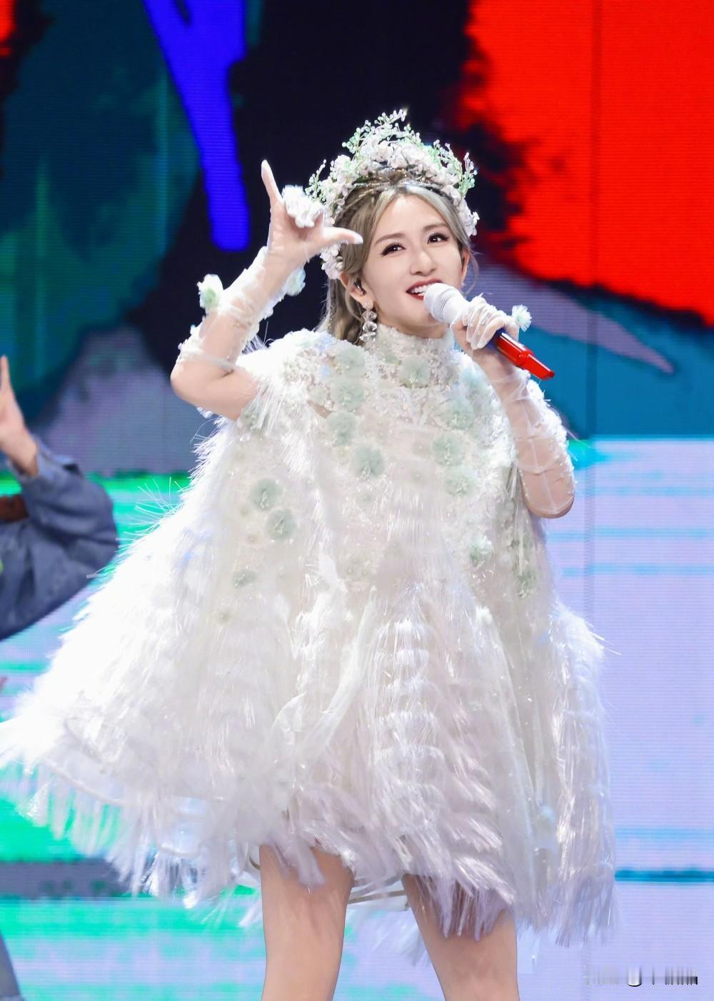谢娜这场演唱会纯倒贴钱的。
其实现实中很多人也有开演唱会的梦想，类似于大型ktv