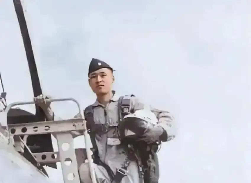他被解放军击落后被俘21年，拒不投降，一心要回台湾效忠。1985年终于回去了，踏