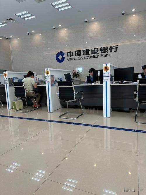 反差拉满！银行营业时间大调整：乡镇双休、城市延时
 
近期不少人发现，银行营业时