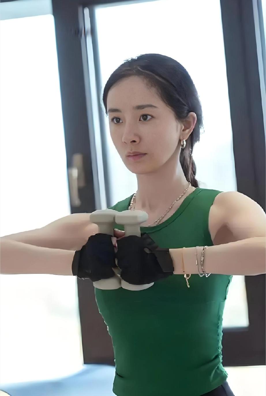 40+杨幂大胆晒素颜生图！告别美颜滤镜，真实状态惊艳全网
 
    娱乐圈女星