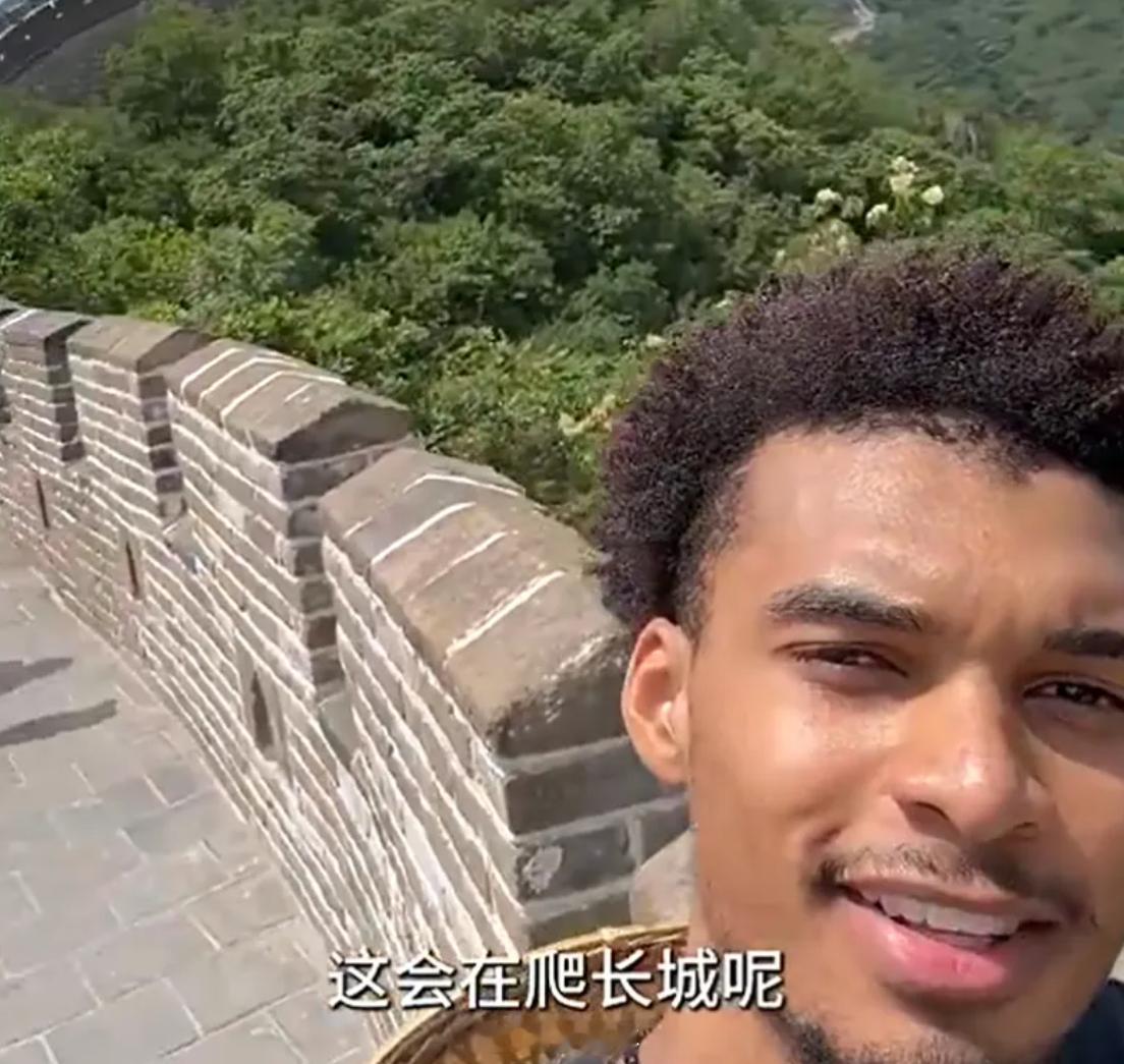 真羡慕文班亚马，不用想着工作，可以在中国纯玩，我都好久没享受过这种单纯的假期了。