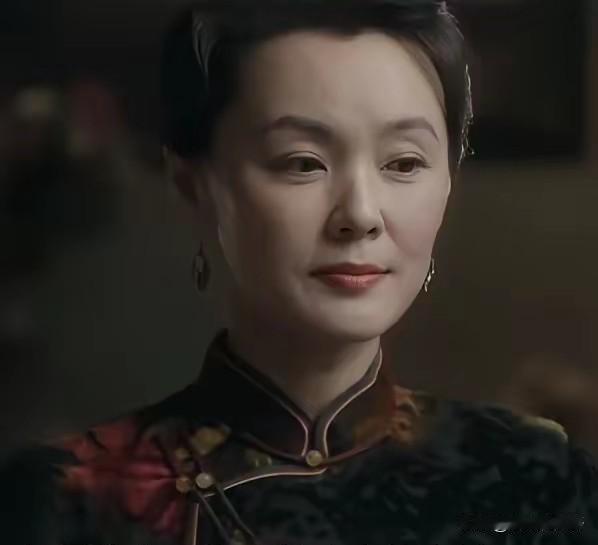 千万不要以为《九个弹孔》太太们的戏份是多余的，那是“第二个战场”。     
 