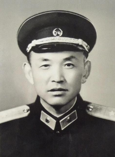 1949到1950年，140师参谋长黎原仗打得特别猛，可资历太浅，军长曹里怀就一