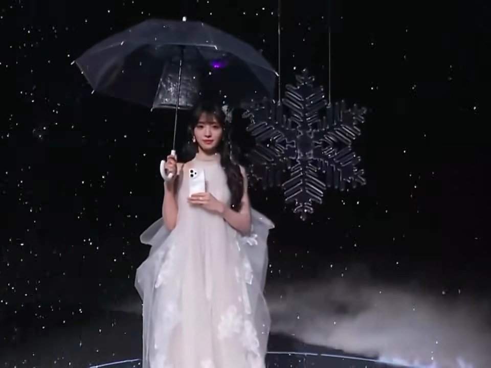 vivo发布会田曦薇撑伞出场氛围感田田甜妹❄这次带来三种大师Live运镜，同时还