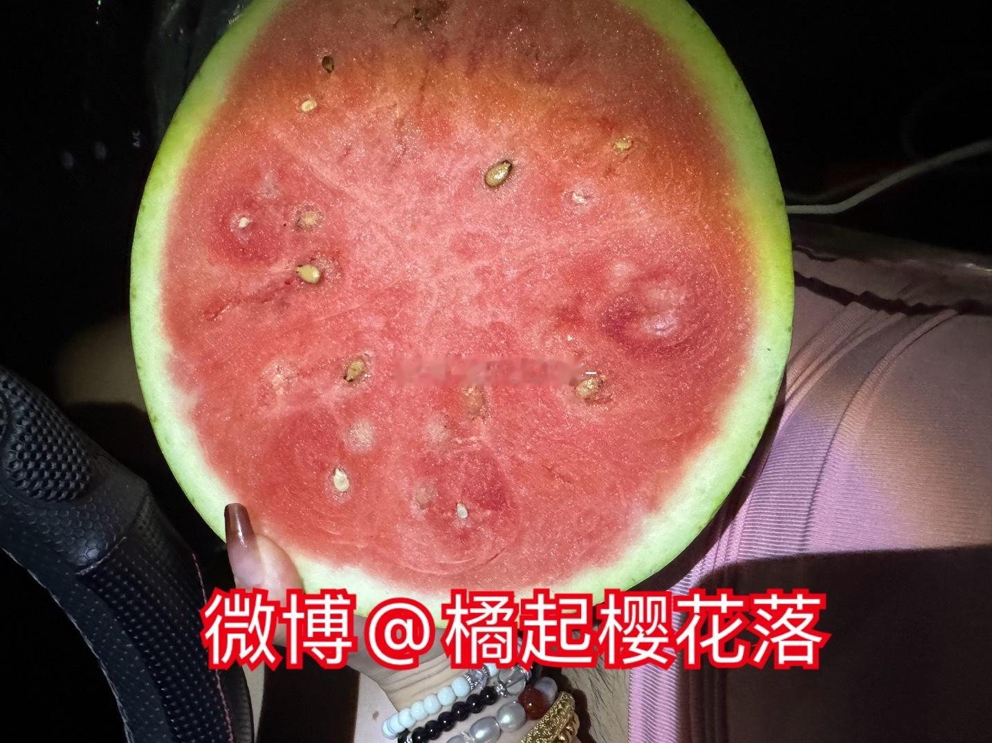 分手的时候男朋友送我一个瓜我在服务区怎么吃呢？ ​​​