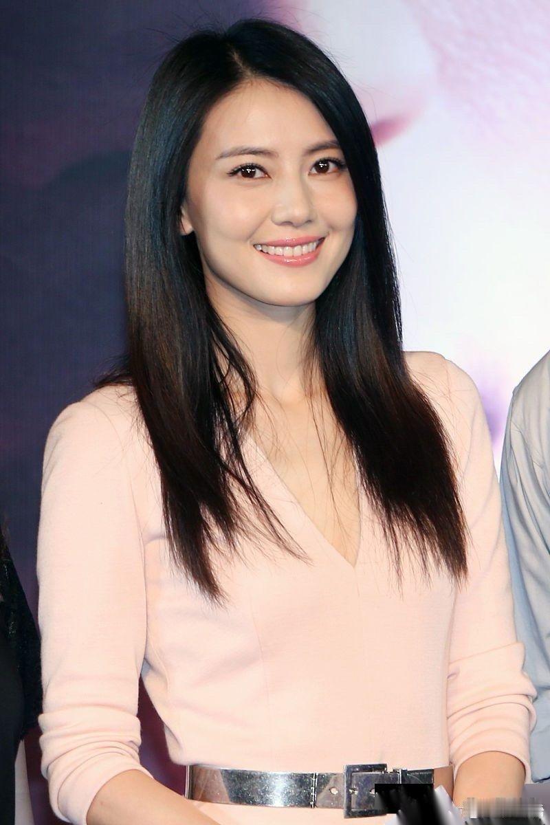 高圆圆的笑容太迷人了，看了让人心里暖暖的，幸福感满满 
