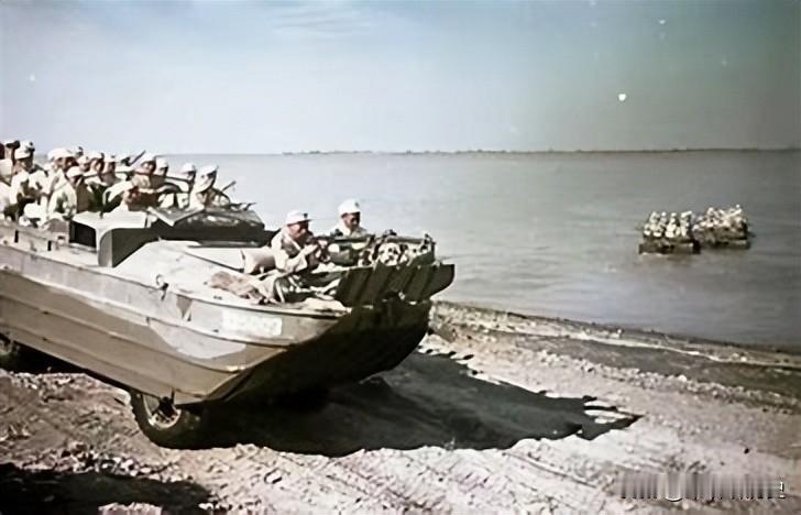 渡江战役时，11军的6名战士正追击，忽然黑夜中涌出一大片黑压压的影子。六人丝毫不