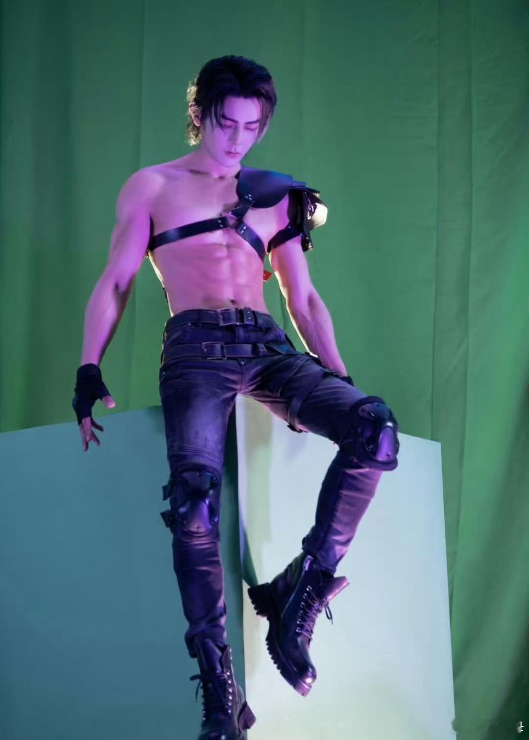 等下……这词条是不是疯了。不怪炎亚纶 这谁忍得住