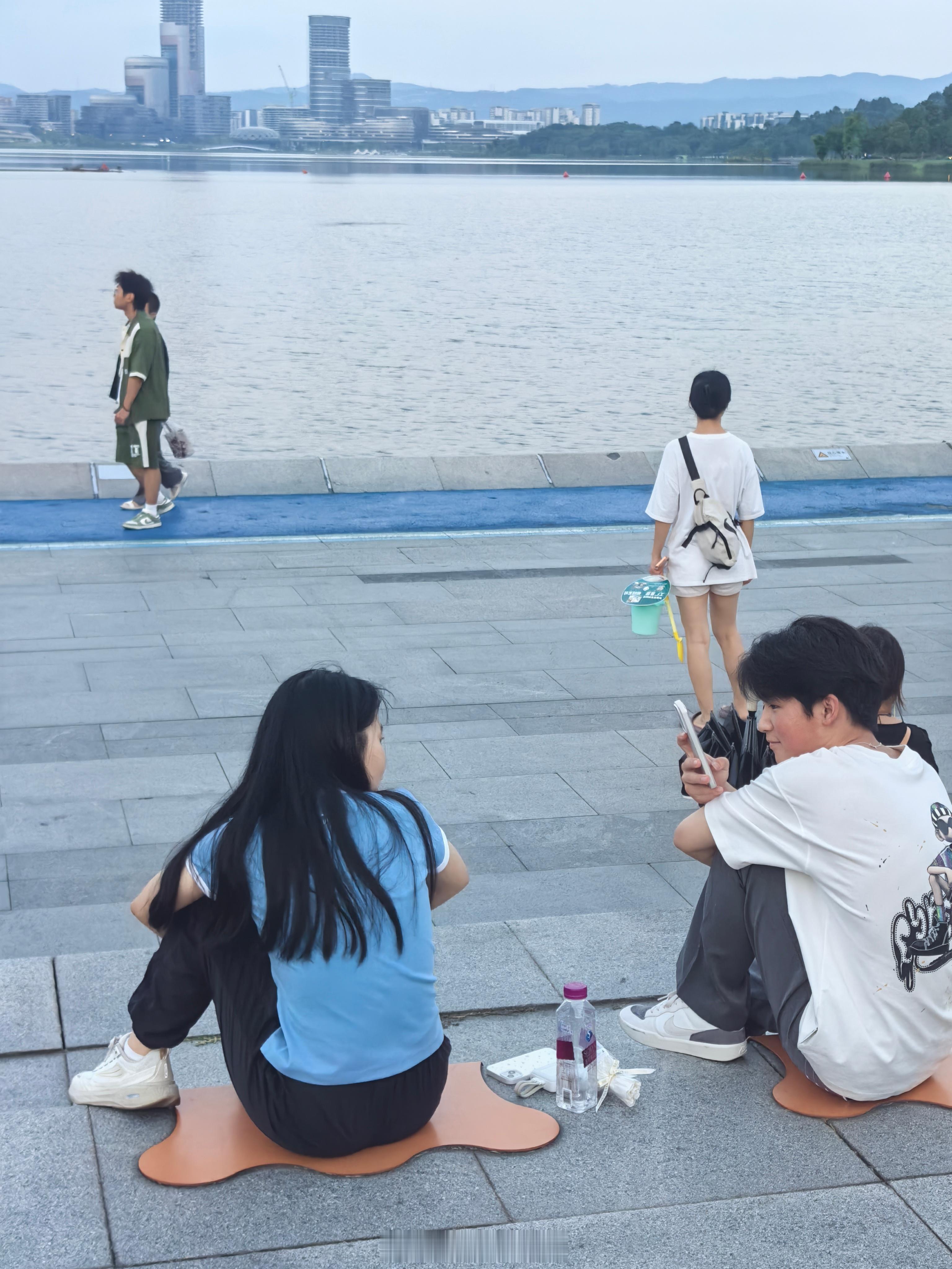 谁说不美，一举一动都会相互传染的。 成都·兴隆湖