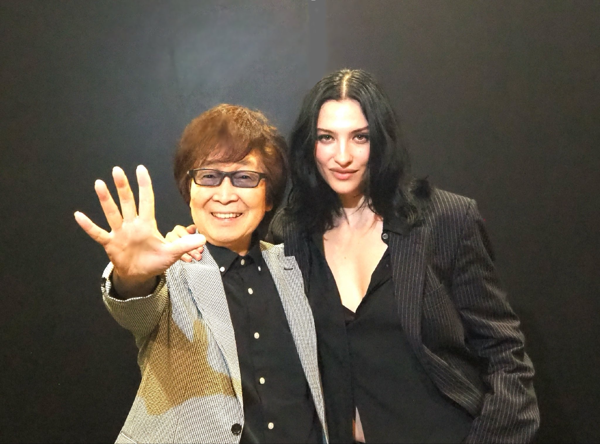 艾斯声优古川登志夫与海贼王真人版罗宾演员蕾拉在海外漫展合影。海贼王川登志夫蕾拉·