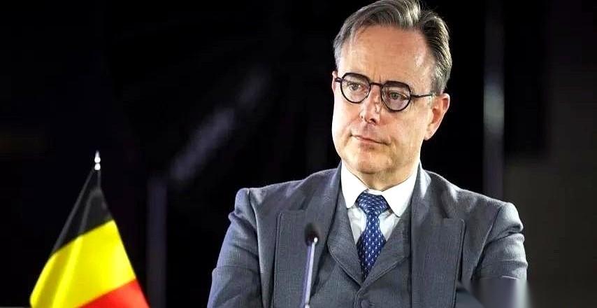 想拿别人的钱去做好人，又怕将来被正主找上门算账。
这事儿就有意思了。
比利时手上