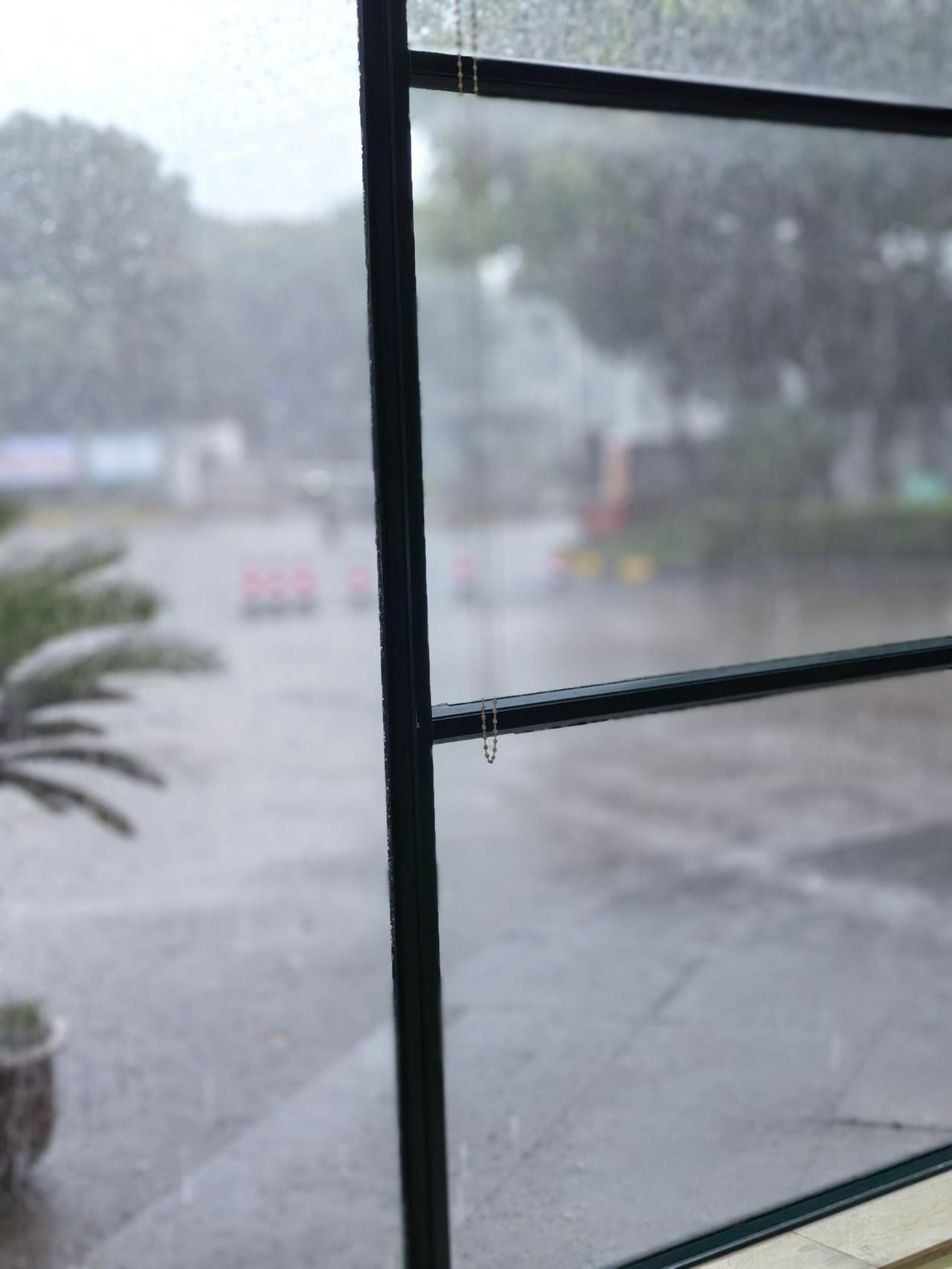 突降的大暴雨～

这雨下得
比依萍
找她爸要钱那天还大。

守窗听雨，日子慢得刚