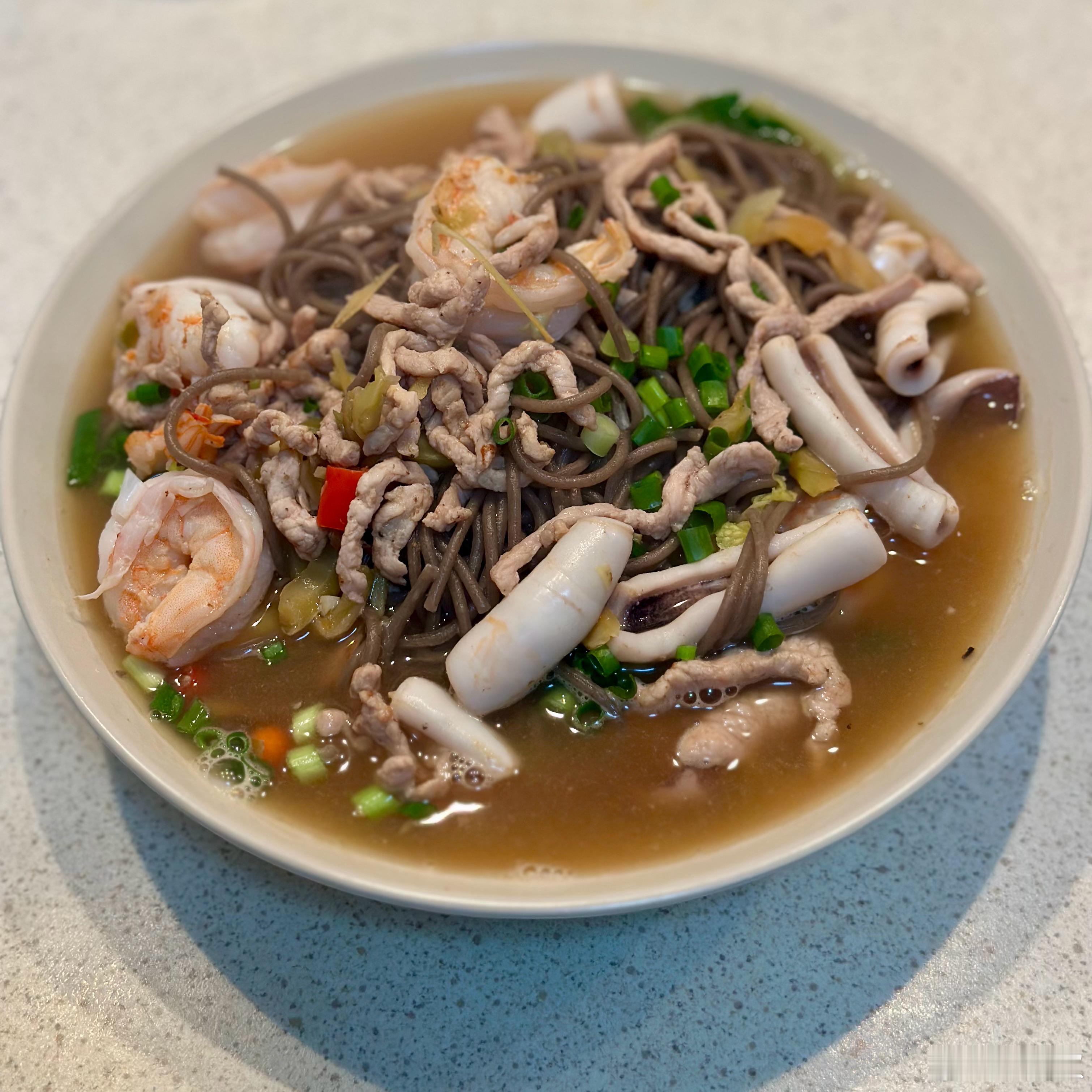 用虾仁，鱿鱼，瘦肉，煮一碗哇塞面。真的哇塞