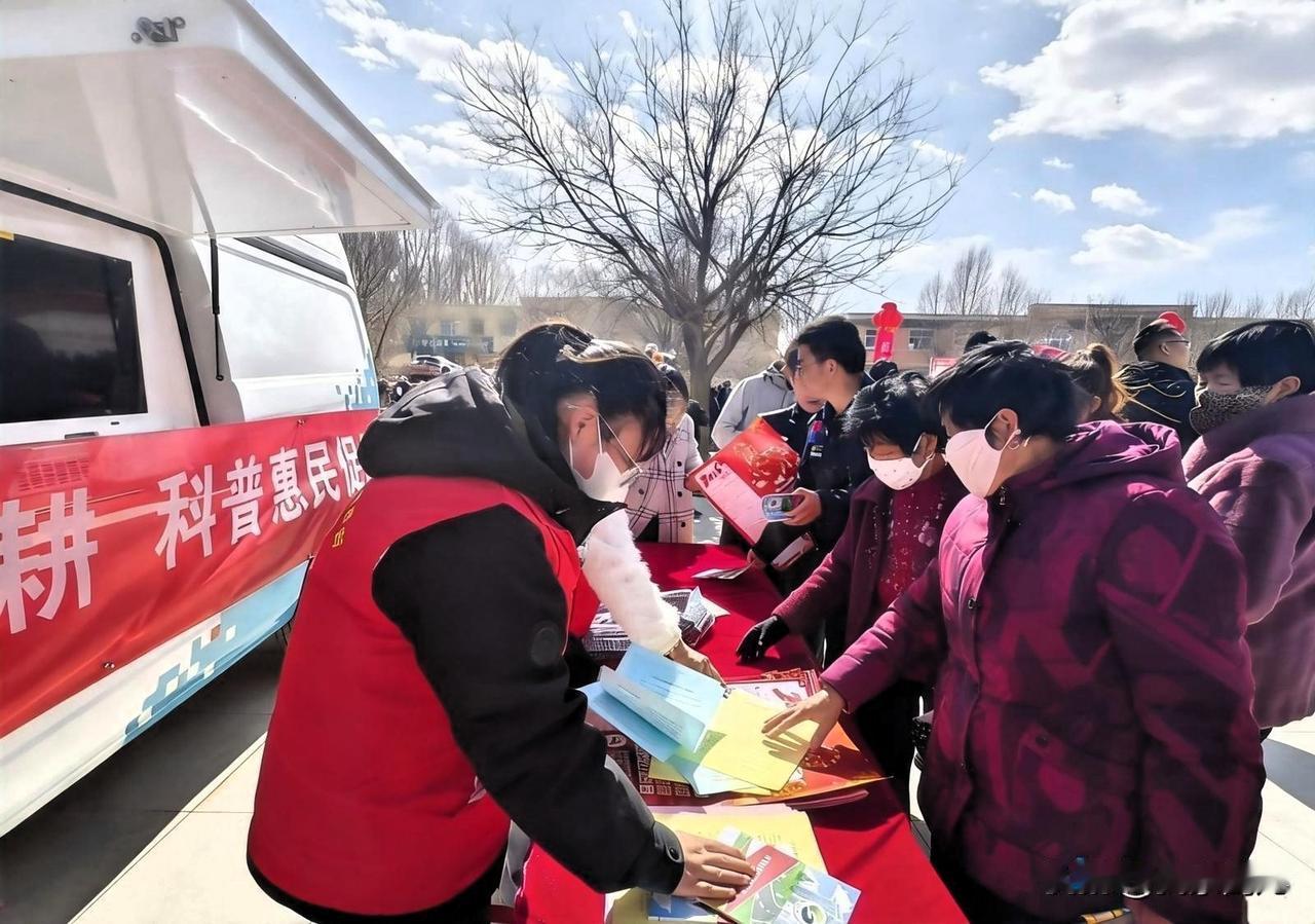 活动现场，科普志愿者紧扣春耕生产关键环节，围绕科学选种、测土配方施肥、病虫害绿色