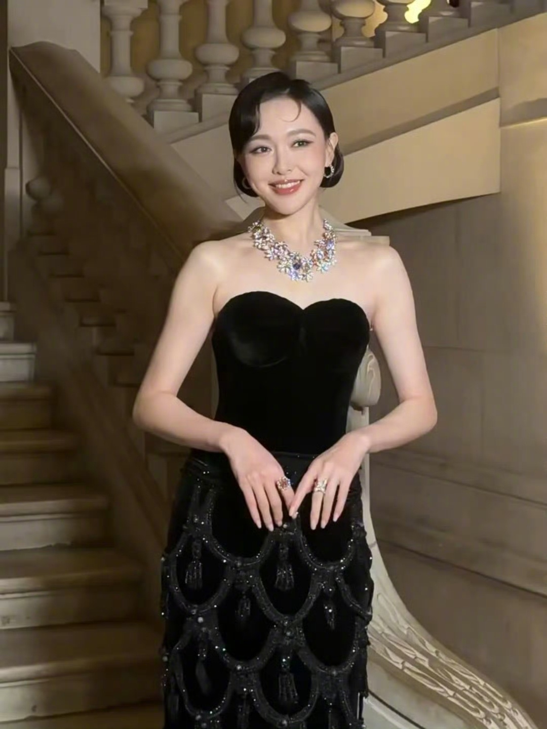 唐嫣黑裙复古美人唐嫣亮相巴黎，一袭抹胸黑裙搭配华丽珠宝，复古优雅氛围感拉满！明珠