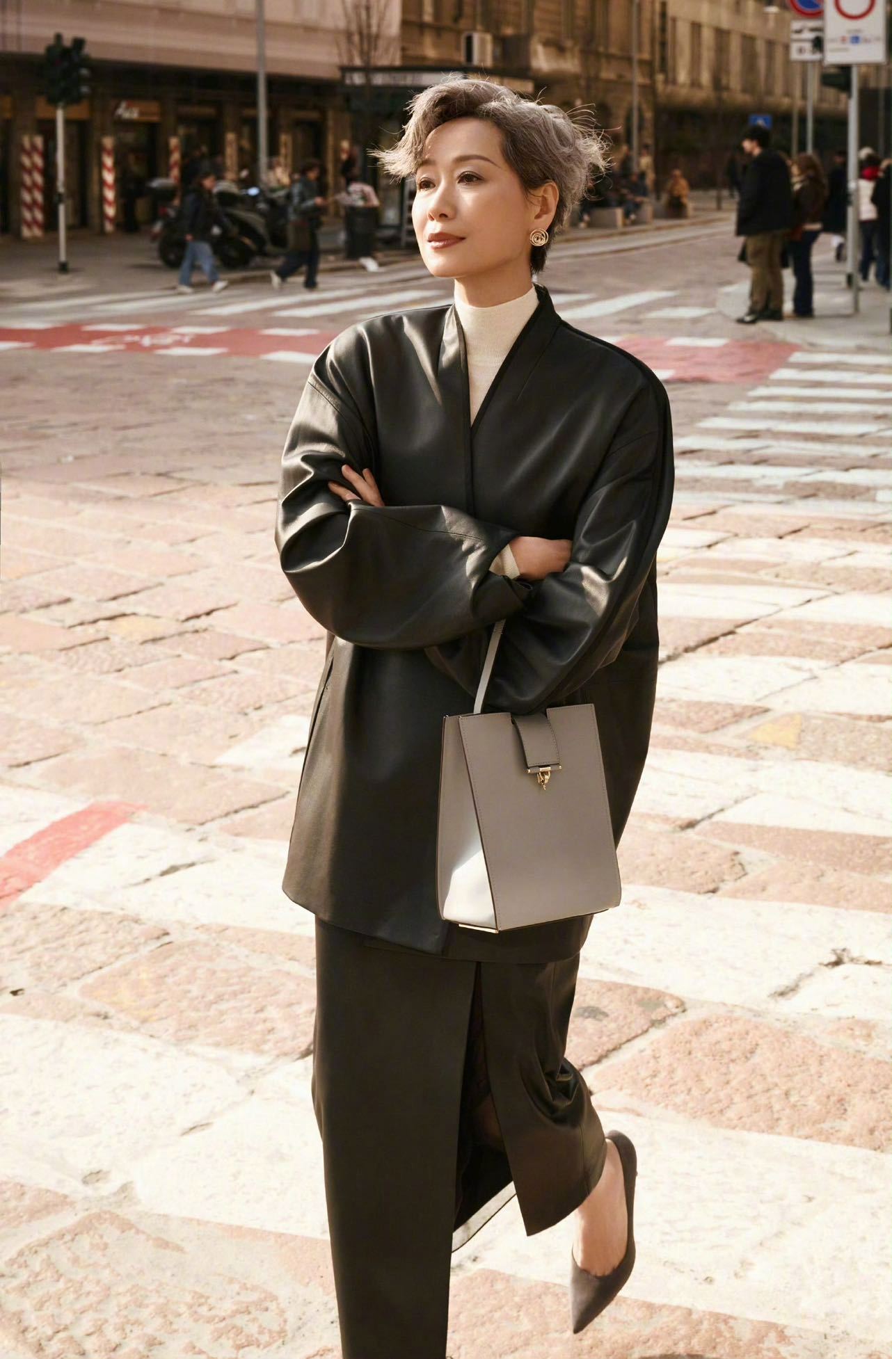 叶童说将推出首张个人ep 叶童机场ootd这不就来啦！姐姐状态真的不要太好，持续