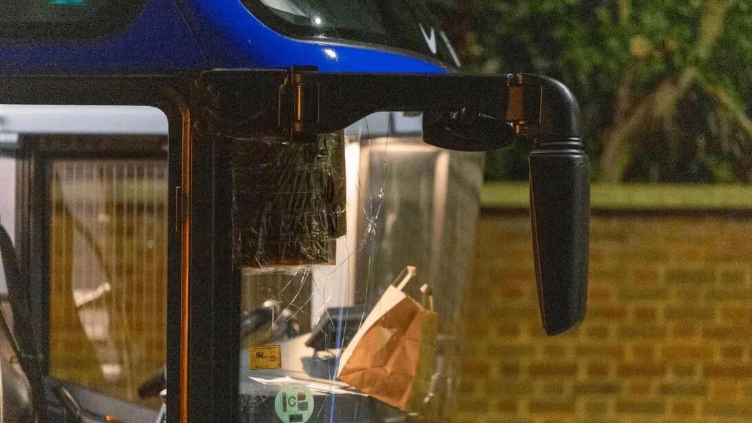 在此前结束的欧冠比赛中，切尔西3比0巴塞罗那 。据《镜报》报道，巴萨大巴在前往斯