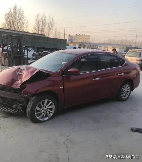 谁能接受刚到手的新车转瞬破损？广州一场离奇车祸戳中无数车主心底顾虑。两辆外观完全