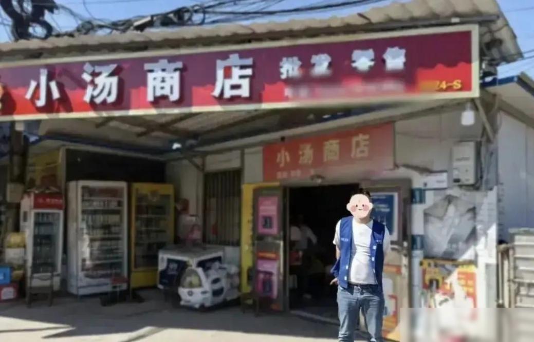 湖南一男子开着豪车来路边买烟，因懒得下车叫喊老板娘，拿两条 2000 多元的香烟