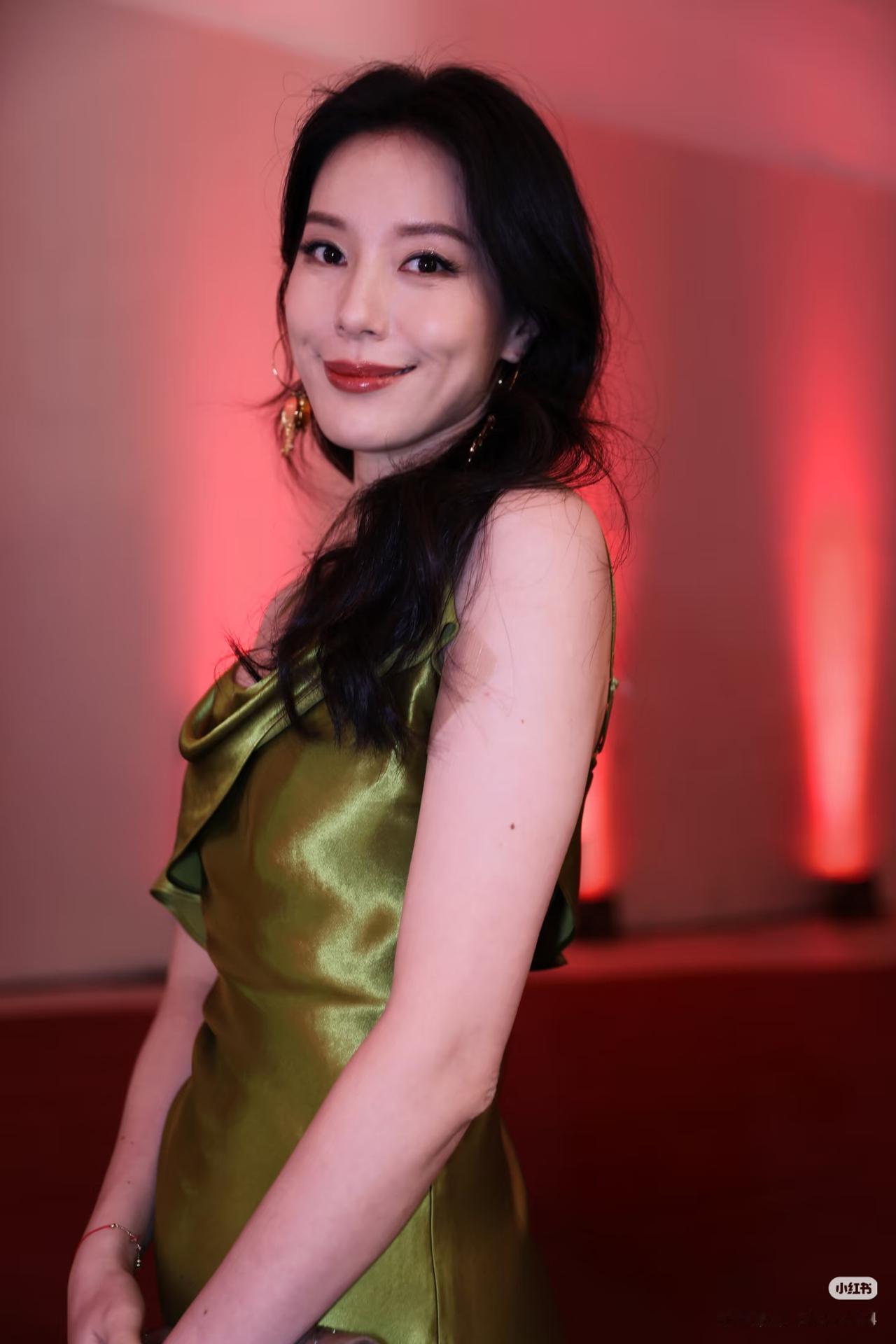 蔚来老板娘王奕芝时尚芭莎红毯