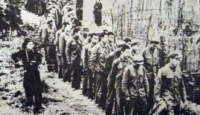 1979年，俘虏交换后，200多名战士终于回到祖国。他们刚刚跨过边境线，广州军区