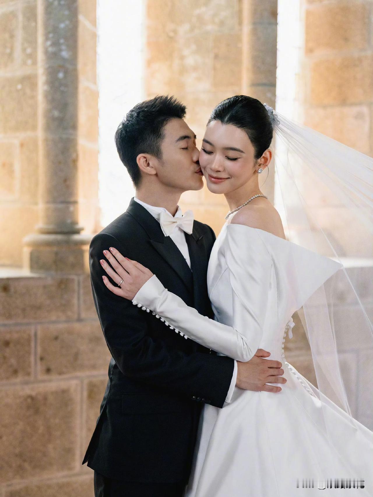 我给奶奶看了奚梦瑶和何猷君婚礼的照片，她端详了好一会儿，笑眯眯地说：

“这俩孩