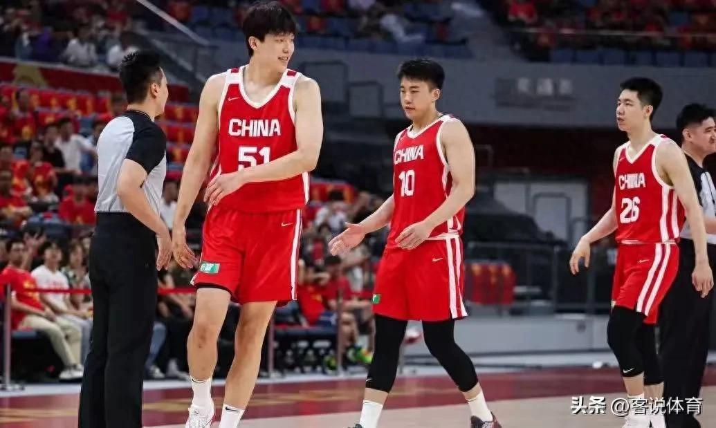 你相信吗，一个职业球员，在无人防守的空篮下，能把球扔出三不沾。
问题是，这球不是