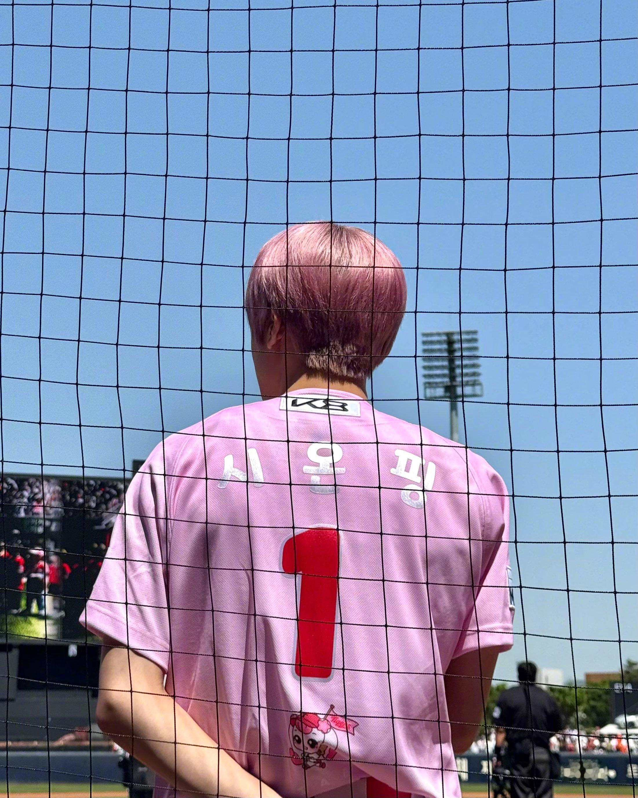 【Twi】NCT官推上传的今日NCT WISH SION 棒球赛试求现场照 吴是