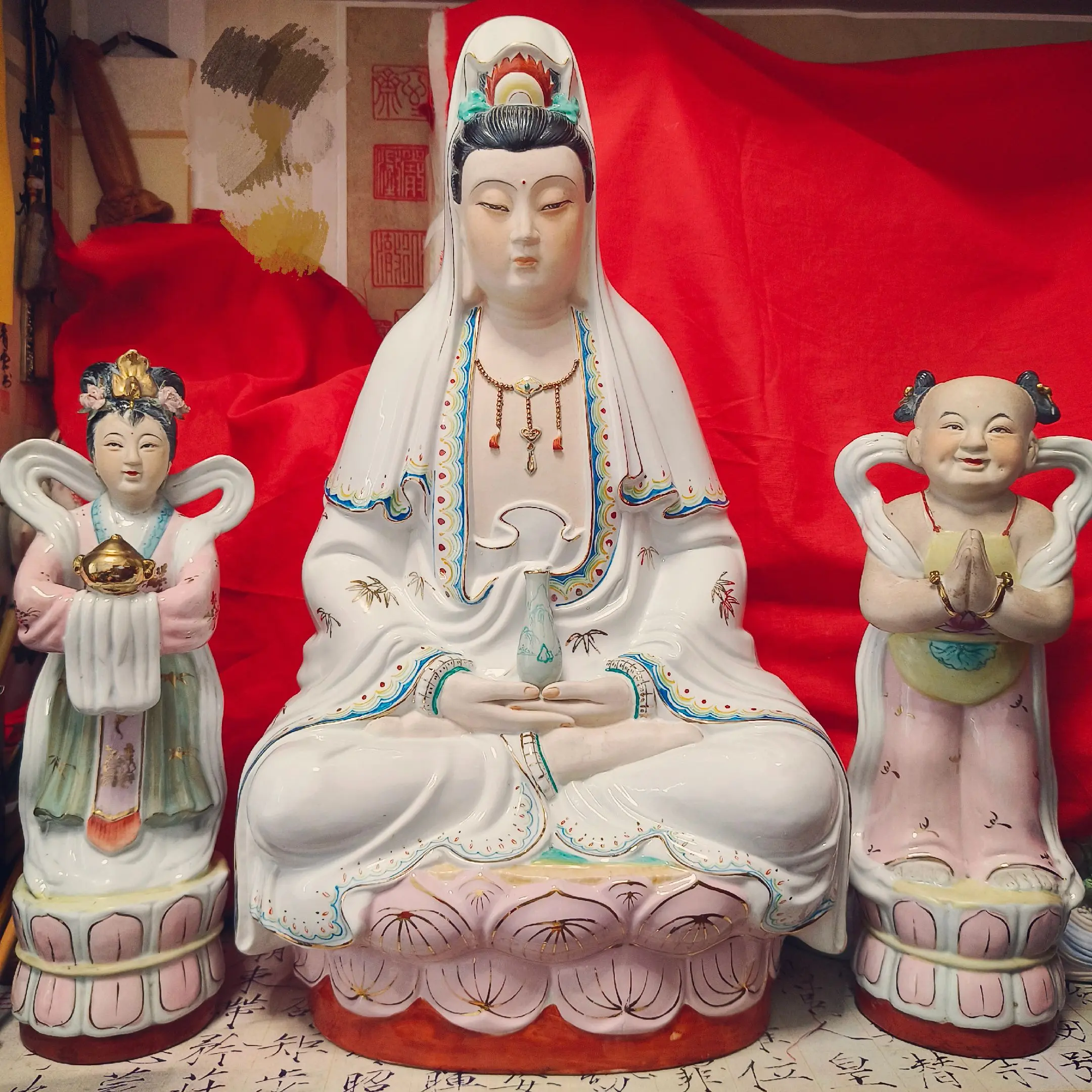 眸含秋水怀尘世，手托清瓶护万疆。 龙女奉鼎承慈谕，善财合掌礼慈航。