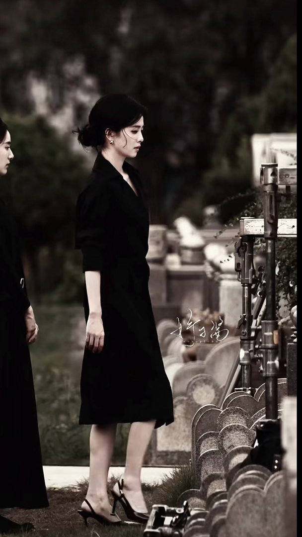 白鹿 完全妈妈风衣+盘发组合适配度满分，褪去甜妹感，御姐气场稳稳拿捏，越看越惊艳