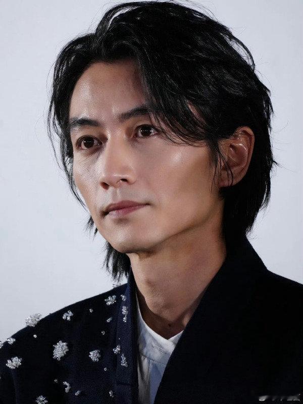 陈晓暴瘦的原因陈晓回应暴瘦不用过度揣测暴瘦原因，陈晓的选择里满是演员的坚守。为角